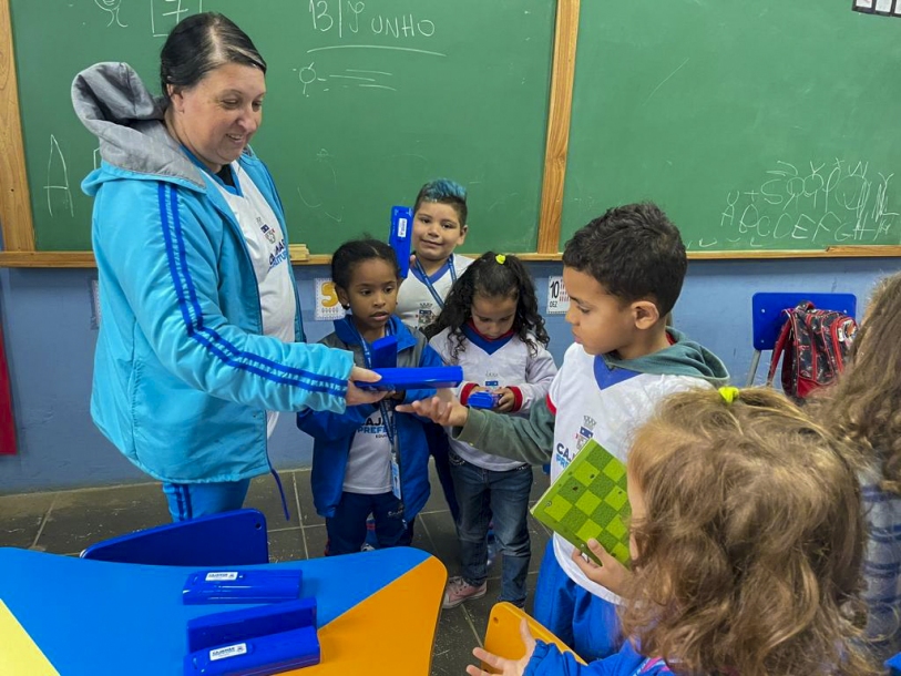 Alunos do Colégio do Futuro de Cajamar recebem kits de higiene bucal