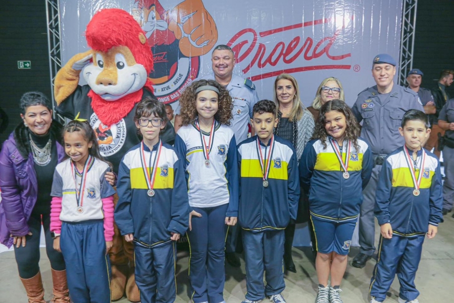 Alunos de Santana de Parnaíba recebem certificado do Proerd