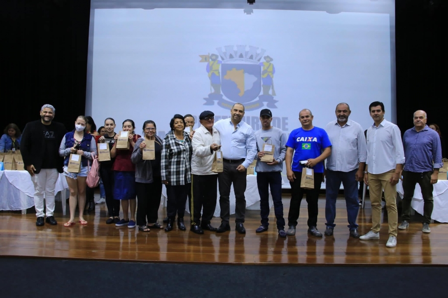 Prefeito Marcos Tonho entrega 280 óculos de grau gratuitos para os moradores de Parnaíba