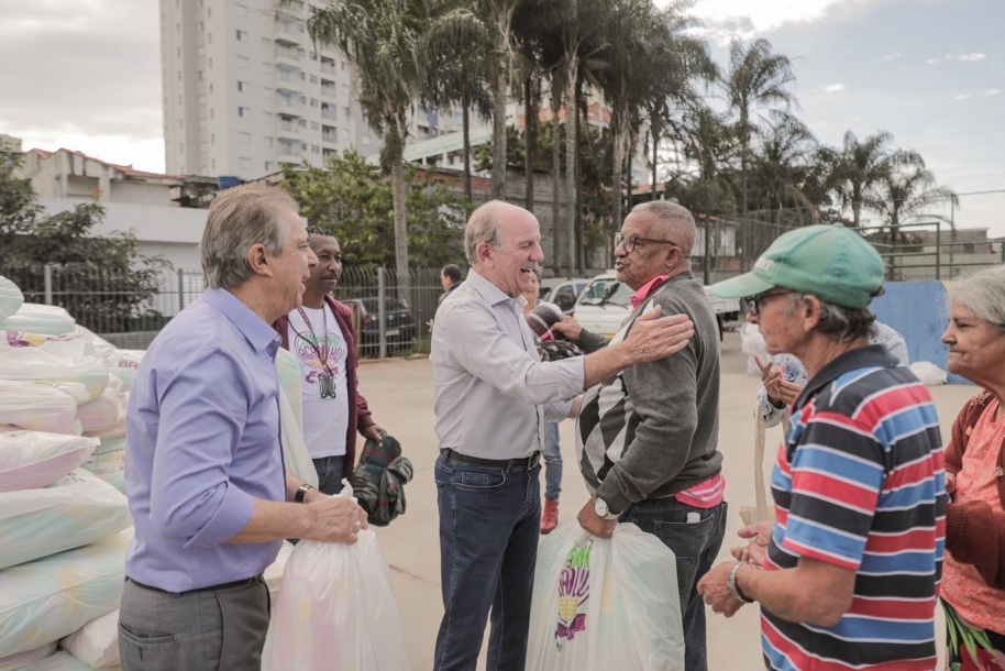 Furlan e Piteri realizam 22º entrega da Campanha do Agasalho no bairro Aldeia de Barueri