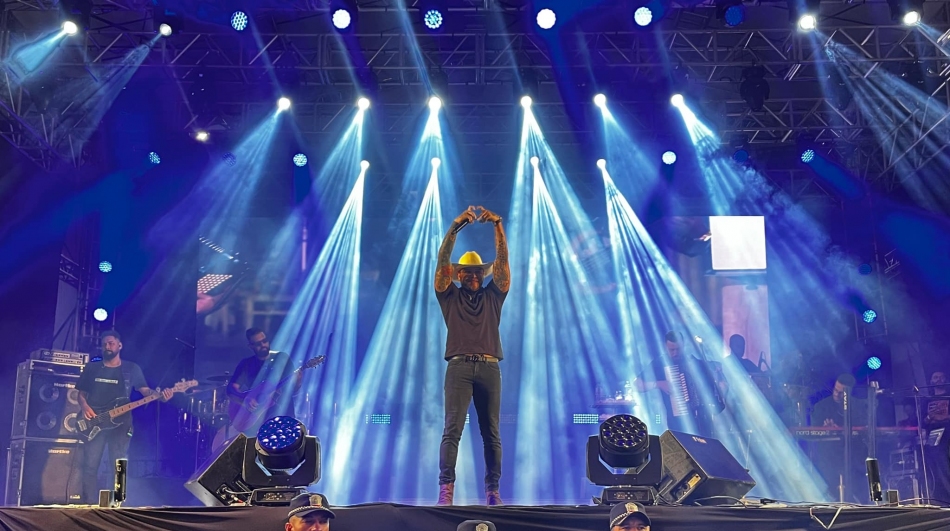 Tierry reúne milhares de pessoas no sétimo dia do Arraiá de Barueri