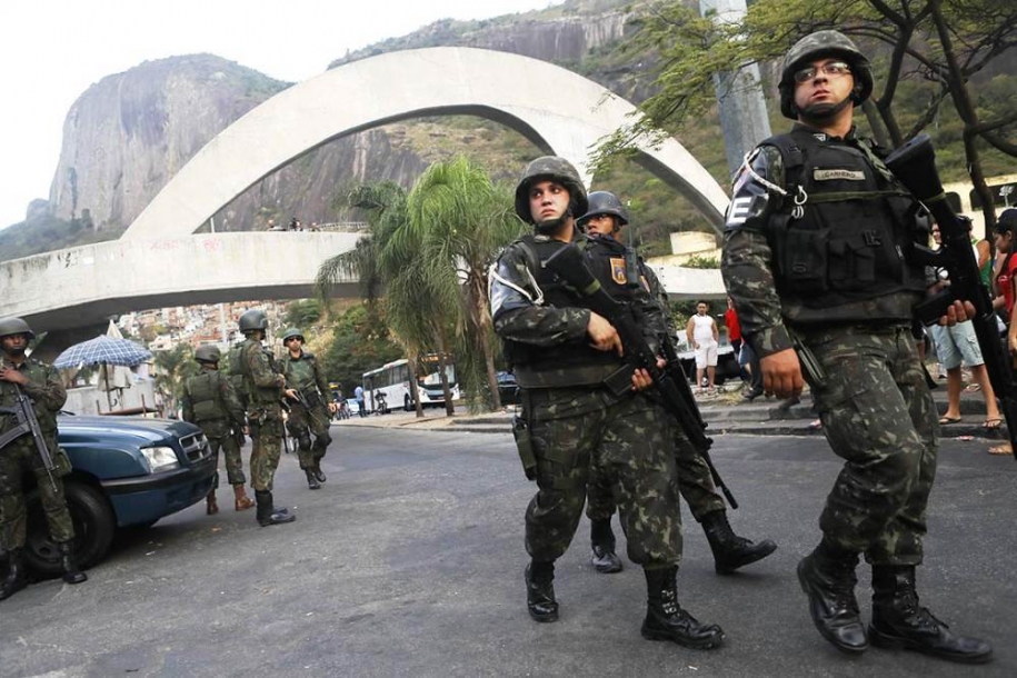 Exército encontra armas e granadas em mata perto da Rocinha
