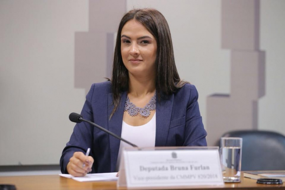 Bruna Furlan é homenageada pelo GRAAC por sua dedicação em obter verbas para o hospital