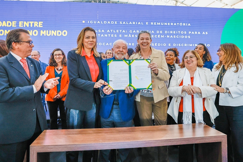 Presidente Lula sanciona lei que determina igualdade salarial entre homens e mulheres