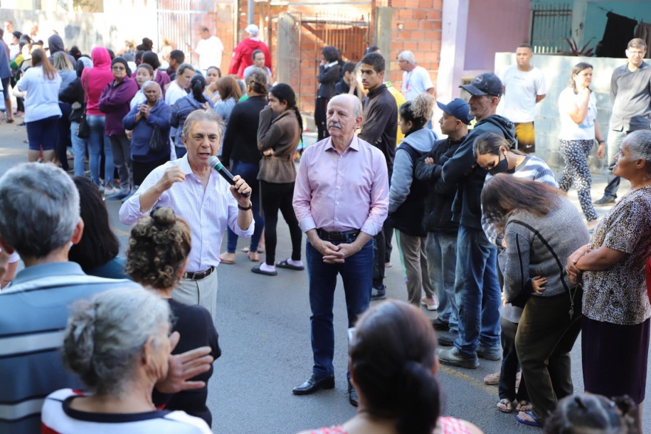 Furlan e Piteri distribuem peças da Campanha do Agasalho de Barueri 