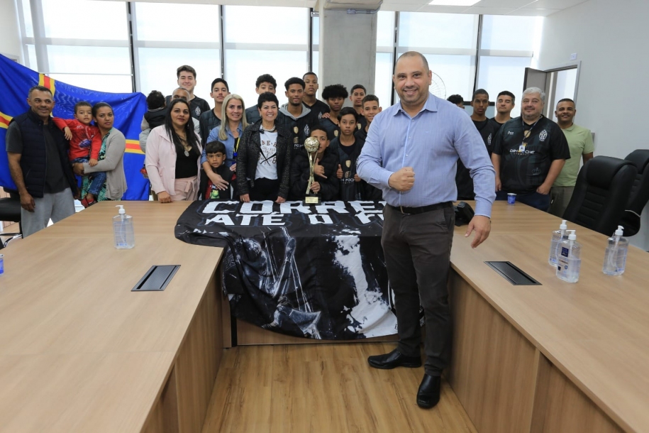 Marcos Tonho recebe alunos de Parnaíba que disputarão campeonato de futebol na Suécia