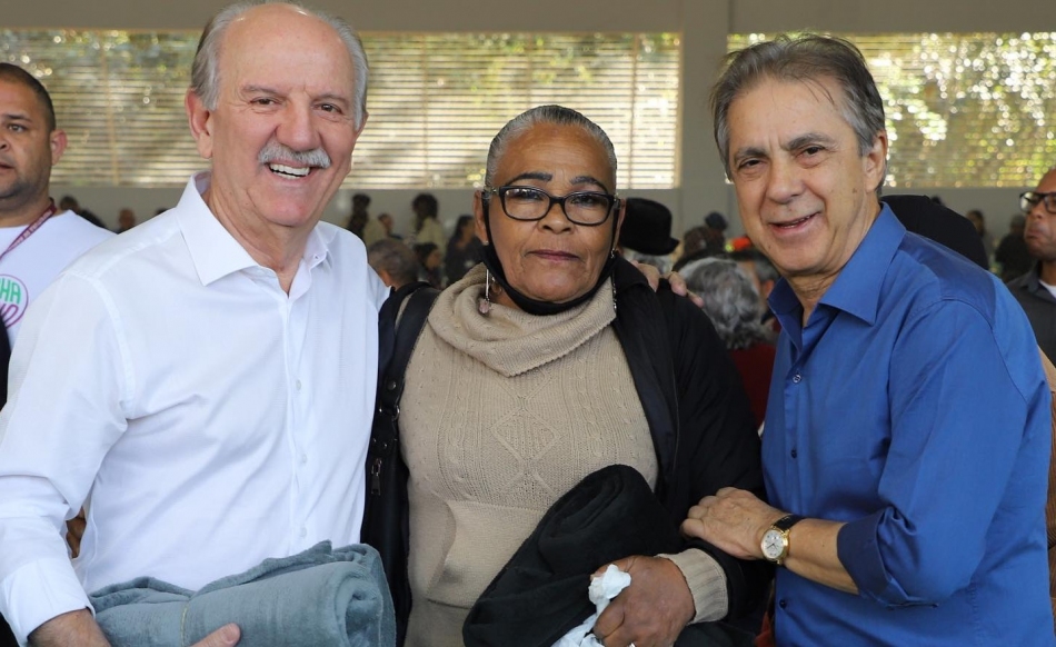 Furlan e Piteri distribuem peças da Campanha do Agasalho no Parque da Maturidade