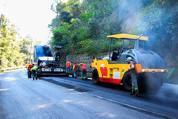 Santana de Parnaíba realiza recapeamento de importantes vias de Alphaville