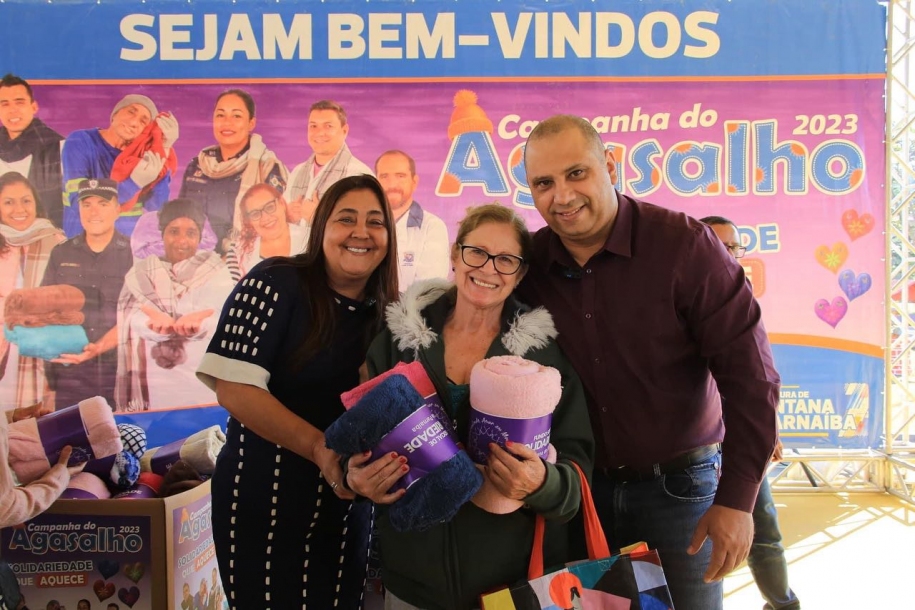 Marcos Tonho e Vanessa Ferreira entregam cobertores no Parque Santana