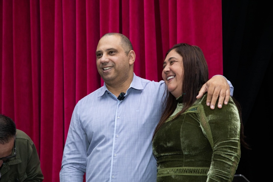 Marcos Tonho e Vanessa Ferreira entregam mais de 100 kits do Programa Mãe Parnaibana