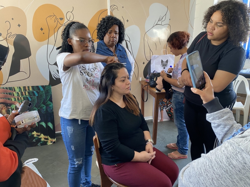 Fundo Social de Cajamar promove palestra e workshop de tranças afro