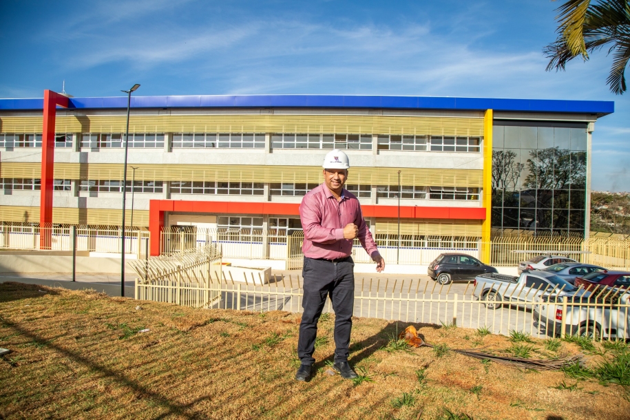 Marcos Tonho vistoria obras de construção do novo Colégio Carlos Alberto