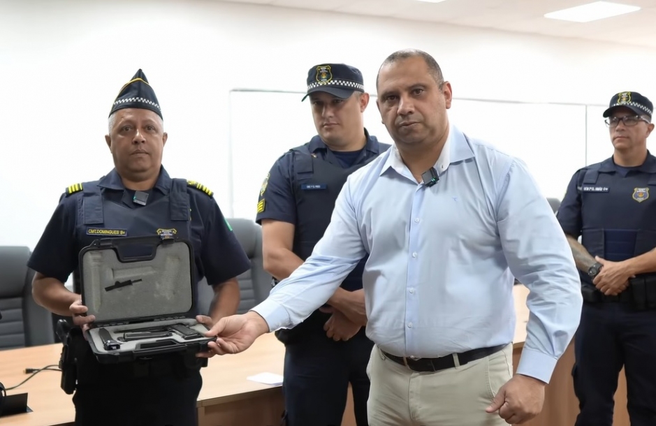 Marcos Tonho realiza doação de armas para a Guarda Municipal da cidade de Iperó
