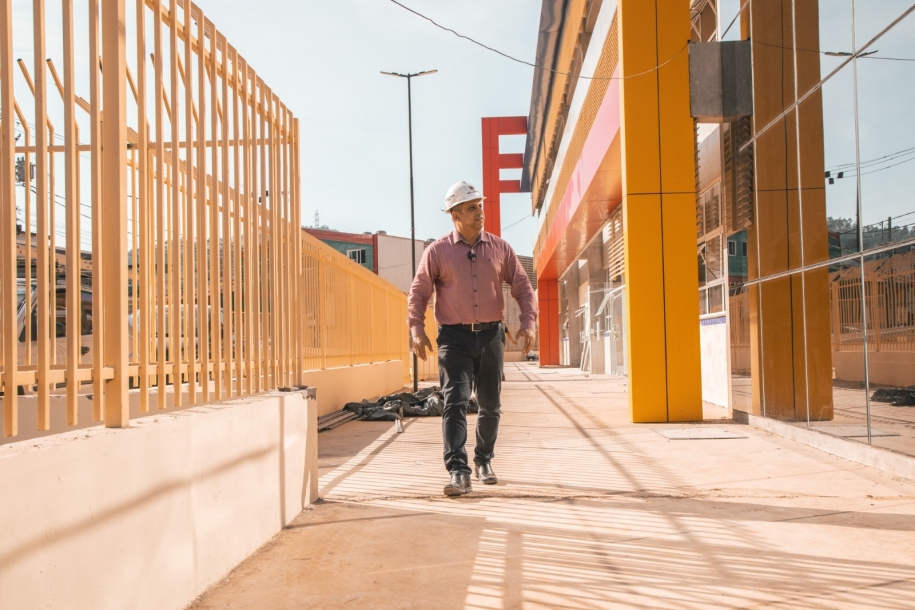 Marcos Tonho vistoria obras do novo Colégio Carlos Alberto no bairro 120