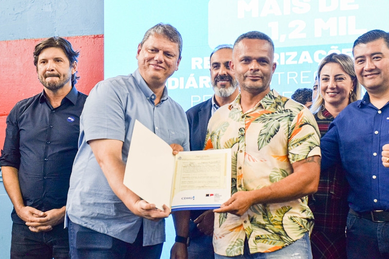 Governador Tarcísio regulariza 1.449 imóveis e entrega nova creche no Alto Tietê