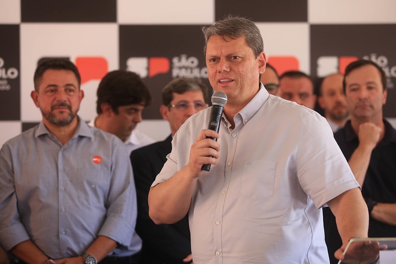 Governador Tarcísio entrega moradias e autoriza reforma de habitações