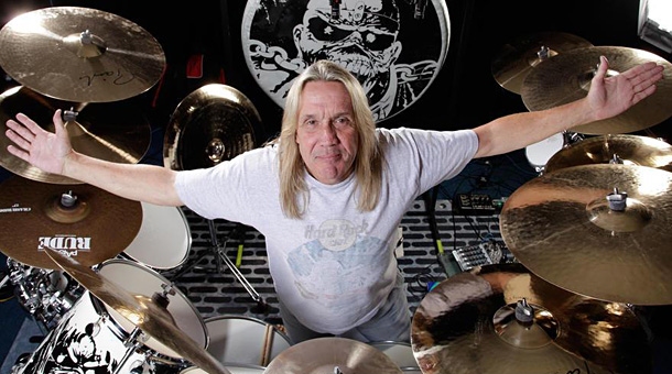 Baterista do Iron Maiden revela perda de movimento de metade do corpo após sofrer AVC