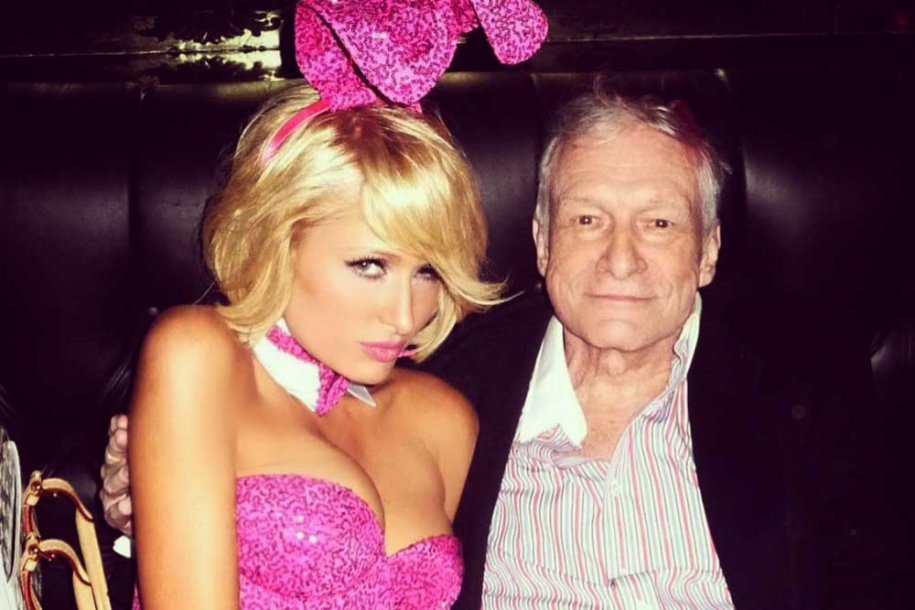 Paris Hilton de coelhinha e mais 4 cenas da vida louca de Hefner