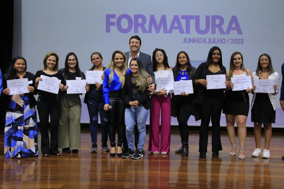 Selma Cezar forma mais 180 moradores em vários cursos 