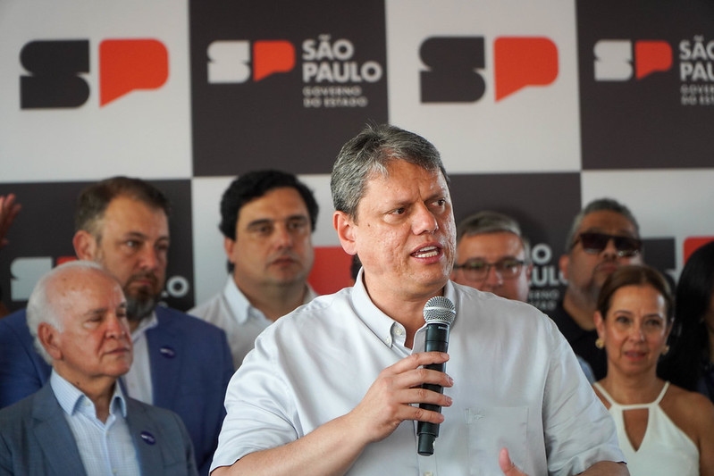 Tarcísio entrega obras viárias, de abastecimento e estação do Corpo de Bombeiros