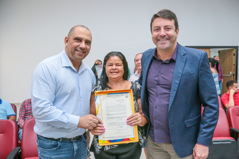 Prefeito Marcos Tonho entrega mais de 350 novas escrituras de imóveis