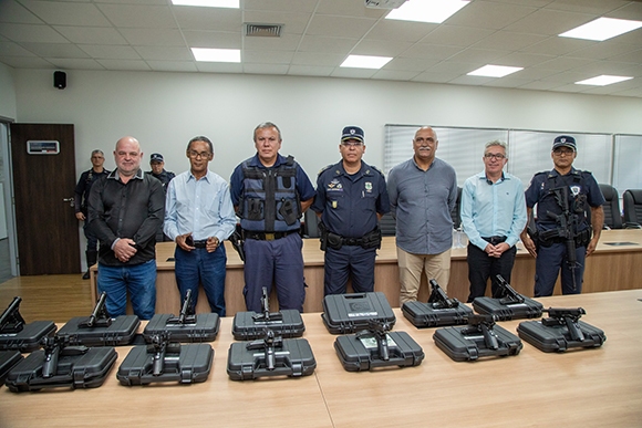 Santana de Parnaíba doa armas para a GCM de Cesário Lange
