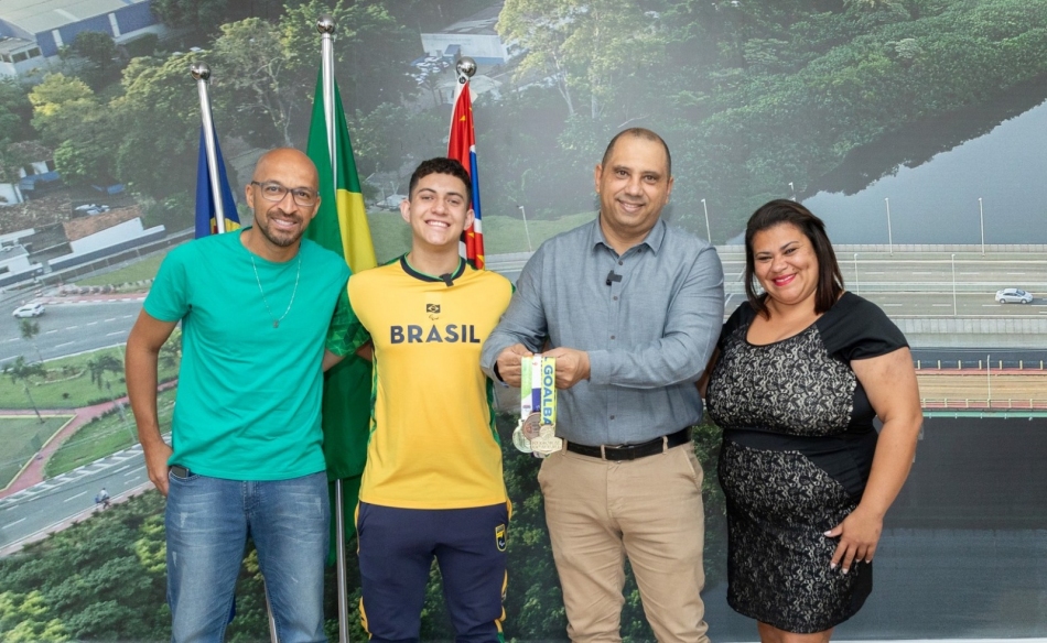 Marcos Tonho recebe paratleta medalha de ouro no Parapan da Colômbia