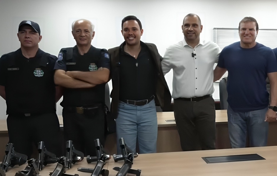 Marcos Tonho realiza doação de armas para a Guarda Municipal de Conchas