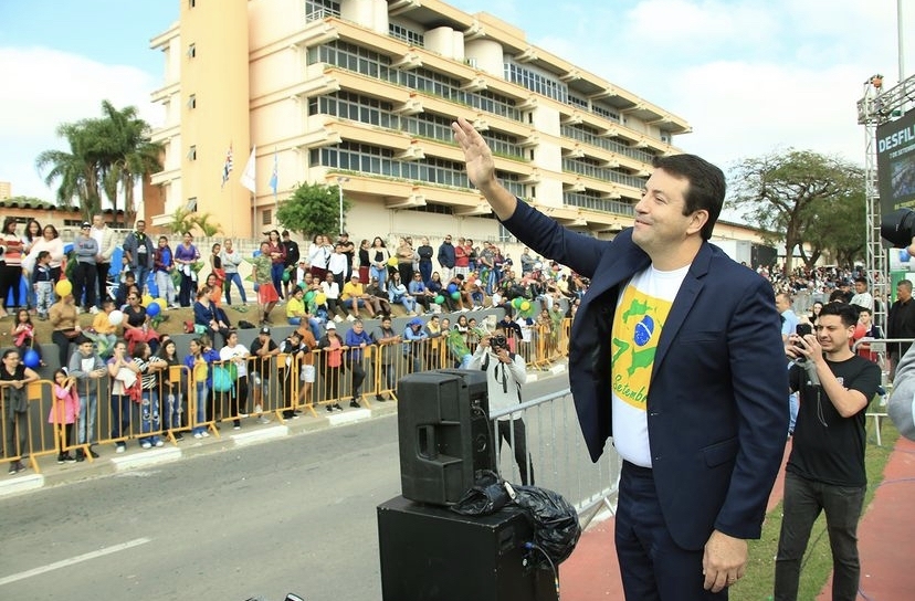 Elvis Cezar prestigia Desfile Cívico de 7 de Setembro em Santana de Parnaíba