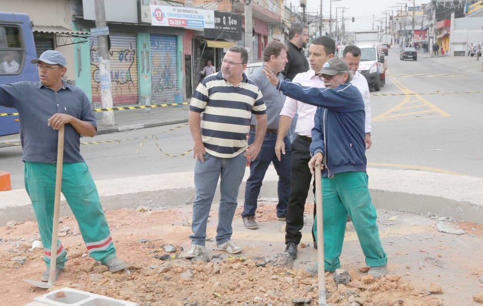 Rotatória no Jardim Santo Antônio está sendo reformulada