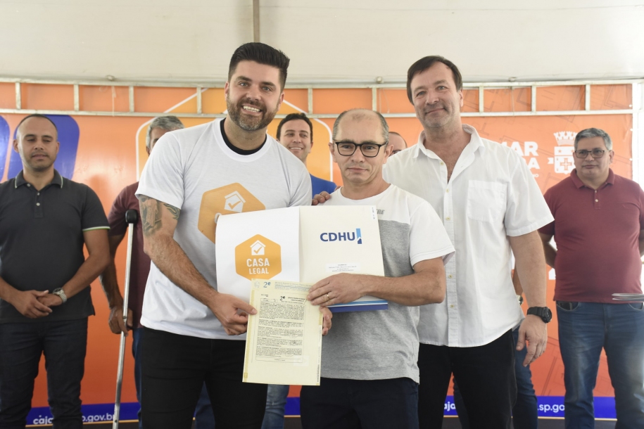 Prefeito Danilo Joan entrega 800 títulos de propriedades no bairro Maria Luiza