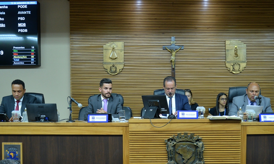 Feirantes, veterinários, guarda civil e engenheira recebem homenagem na Câmara parnaibana