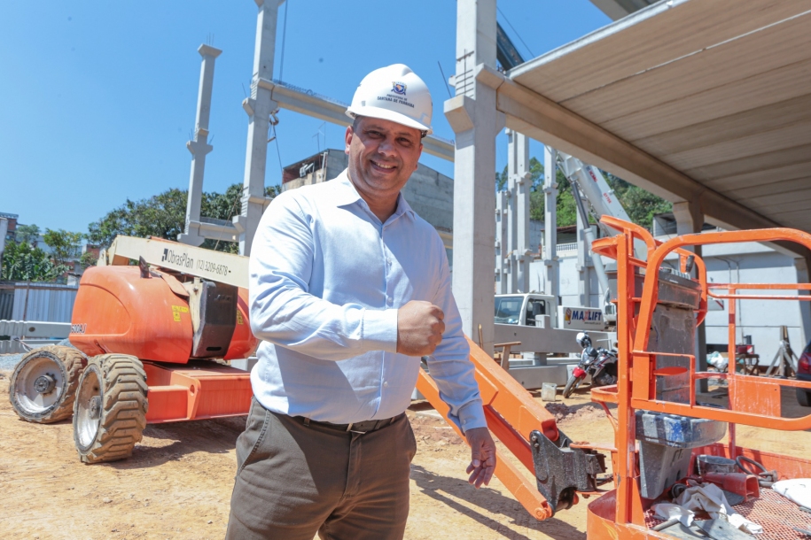 Marcos Tonho vistoria obras do novo Colégio Municipal no bairro Chácara Solar