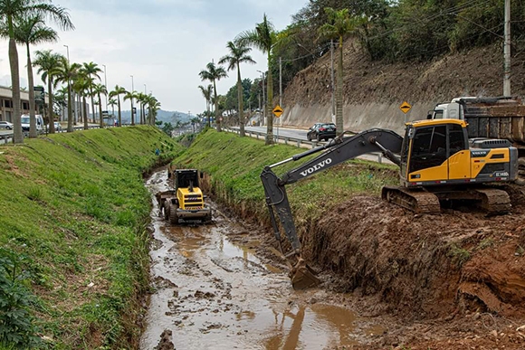 Operação Chuvas de Verão realiza limpeza de córregos e galerias em Parnaíba 