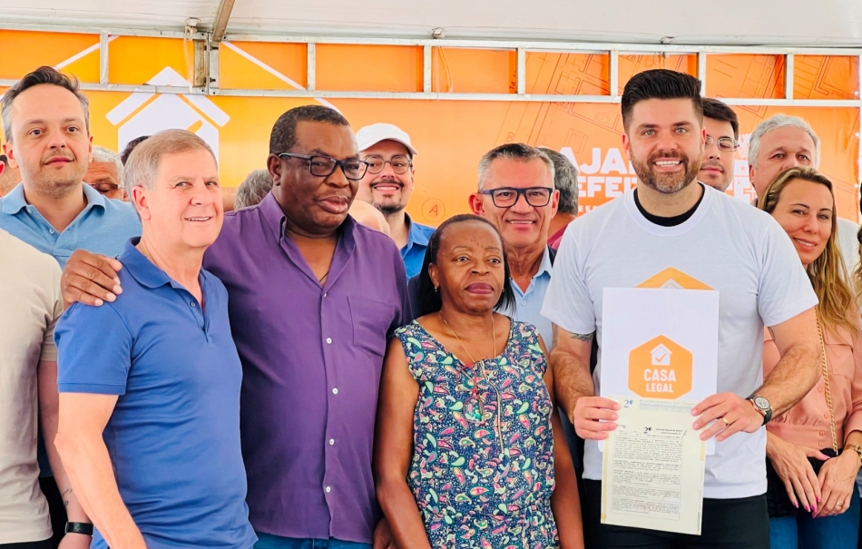 Danilo Joan entrega 845 títulos de propriedade a famílias de Cajamar
