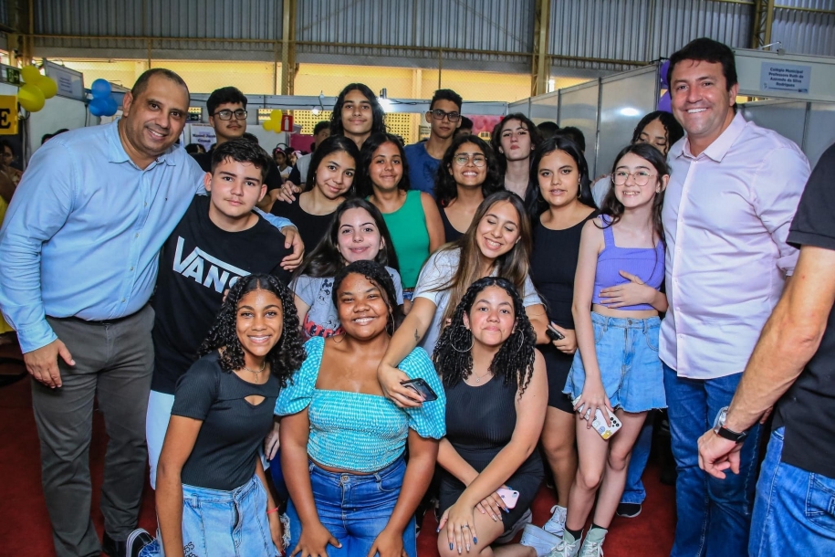 Marcos Tonho e Elvis Cezar prestigiam Feira de Profissões do Colégio Colaço