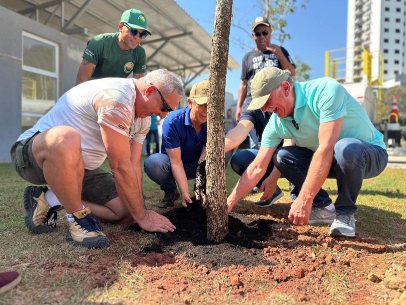 Rubens Furlan e Beto Piteri realizam o plantio de árvores nativas no Parque da Juventude