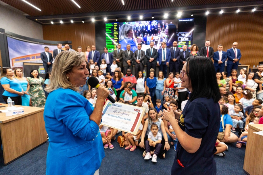 Vereadores de Barueri homenageiam Professora de Libras
