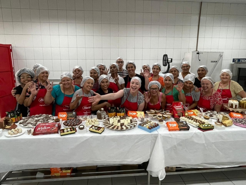 Fundo Social de Cajamar realiza oficina de Natal em parceria com a Harald