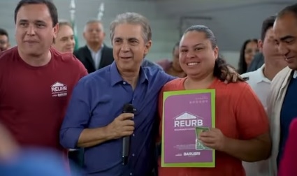 Furlan entrega 450 títulos de extinção de débitos e quitação para os moradores de Barueri 
