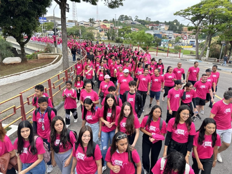 Caminhada Outubro Rosa reúne centenas de pessoas em Jordanésia