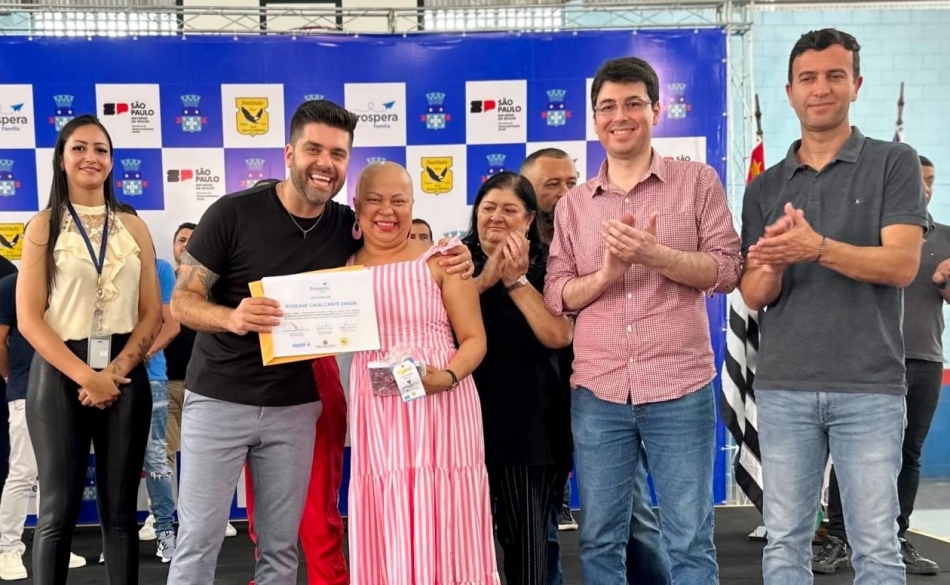 Danilo Joan entrega mais 253 certificados do Prospera Família