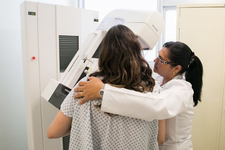 Mulheres de SP agora terão direito a acompanhante em serviços de saúde