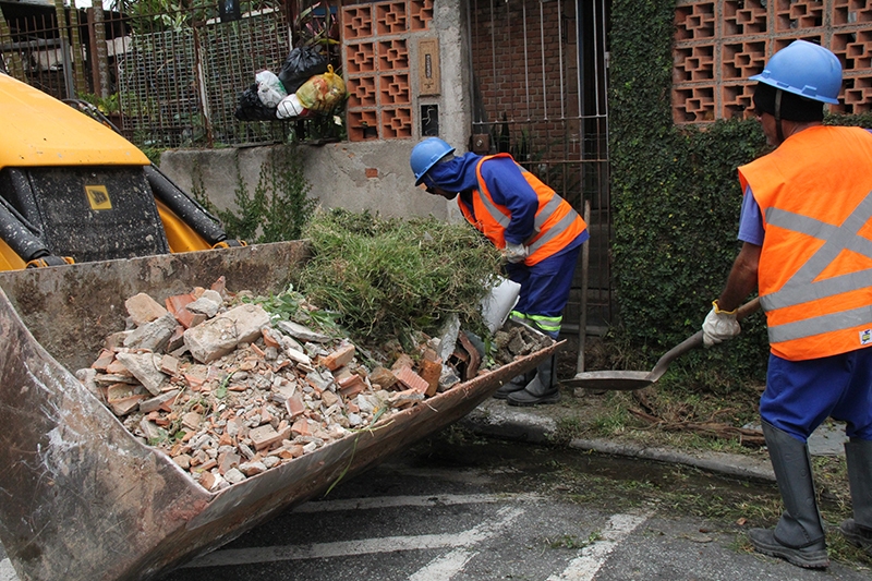 Prefeitura de Barueri inicia o ano com mutirão de limpeza nos bairros
