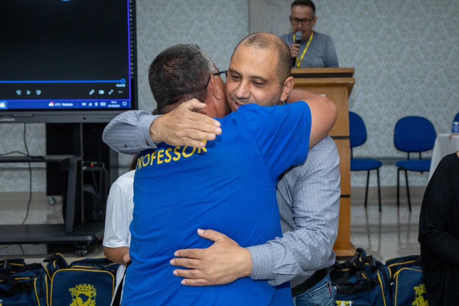 Marcos Tonho promove entrega de uniformes para alunos dos projetos de Esporte Educacional