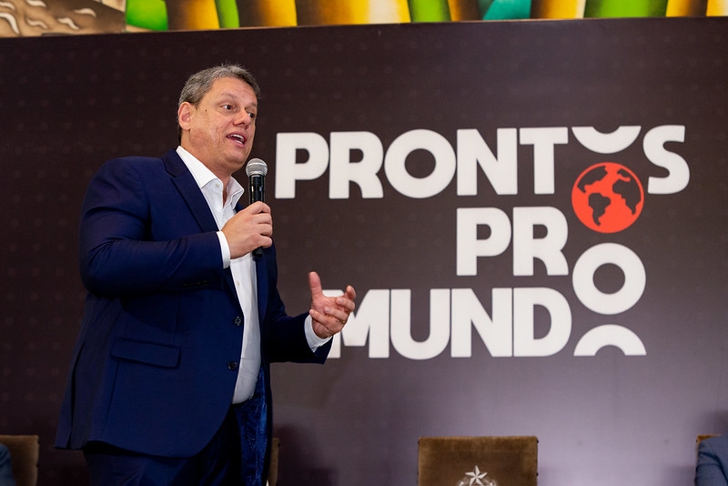 Tarcísio lança programa de intercâmbio no exterior para alunos do ensino médio