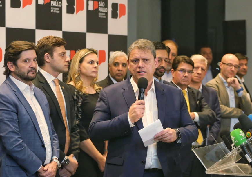 Tarcísio cobra da Enel a religação total da energia e ressarcimentos