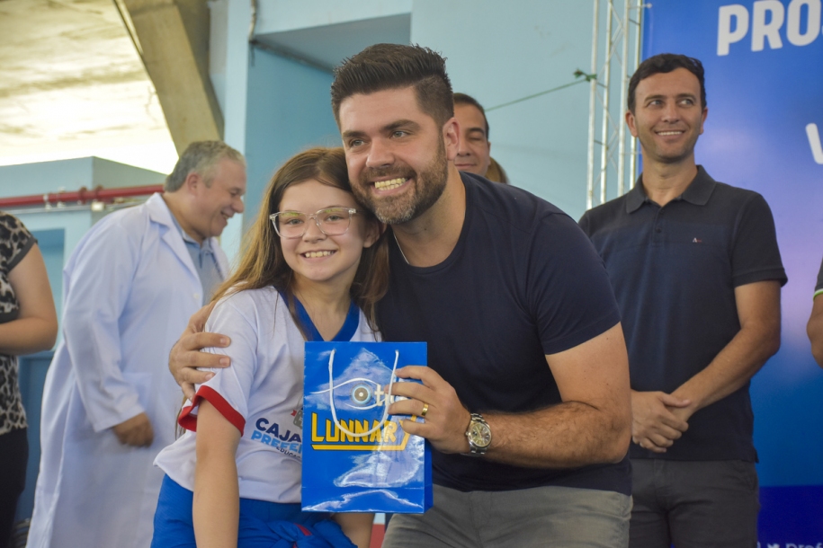 Danilo Joan promove entrega de óculos para alunos de escolas municipais de Cajamar