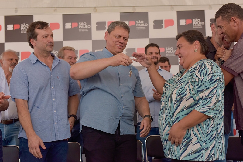 Governador Tarcísio de Freitas beneficia 615 famílias com moradias 