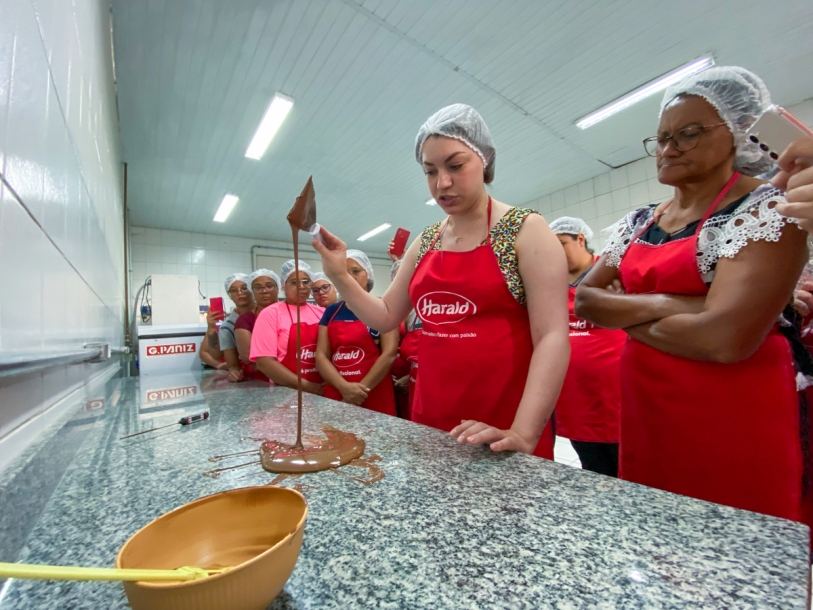 Cajamar promove mais uma oficina de chocolateria em parceria com a Harald